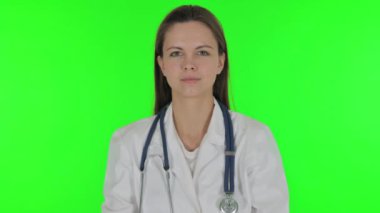 Yeşil Arkaplanda Ciddi Kadın Doktor Portresi