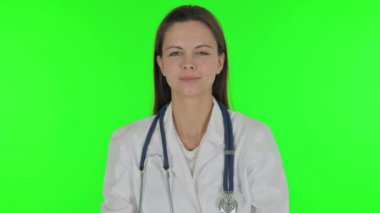 Yeşil Arkaplanda Gülümseyen Kadın Doktor Portresi