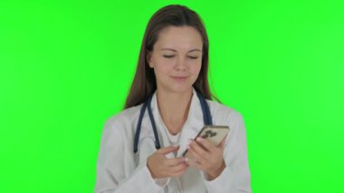 Yeşil Arkaplanda Bayan Doktor Tarama Telefonunun Portresi