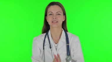 Yeşil Arkaplanda Telefonla Video Sohbeti Yapan Kadın Doktor Portresi