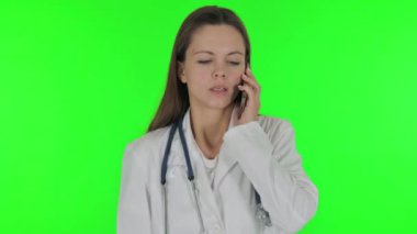 Kadın Doktor 'un portresi Yeşil Arkaplanda Konuşuyor