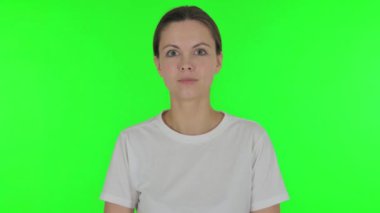 Yeşil Arkaplanda Başarıyı Kutlayan Genç Kadın