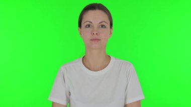 Yeşil Arkaplanda Kamerayı Gösteren Genç Kadın
