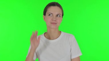 Yeşil Arkaplanda Dinlemeye Çalışan Genç Kadın