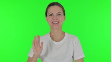 Konuşan Genç Kadın Yeşil Arkaplanda Video Sohbeti Yapıyor