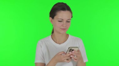 Yeşil Arkaplanda Telefonu kullanan Genç Kadın