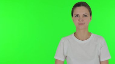 Yeşil Arkaplanda Kopyalama Uzayı Gösteren Genç Kadın Portresi