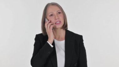 Sinirli kıdemli iş kadını Beyaz Arkaplanda Telefonda konuşuyor
