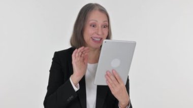 Kıdemli İşkadını Beyaz Arkaplanda Tablet 'te Video Sohbeti Yapıyor