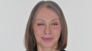 Beyaz Arkaplanda Gülümseyen Yaşlı Kadın Yüzü 'nün yakın plan