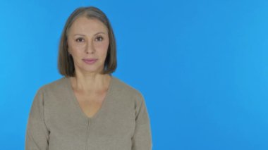 Mavi Arkaplanda Kopyalama Uzayı Gösteren Yaşlı Kadın