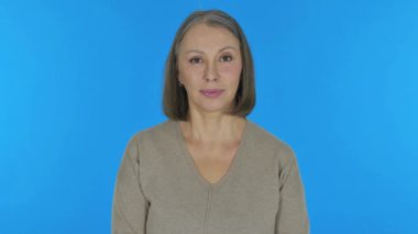 Gülümseyen Yaşlı Kadın Mavi Arkaplanda, Portre