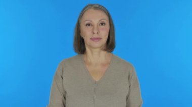 Mavi Arkaplanda Sallanan Yaşlı Kadın, Portre