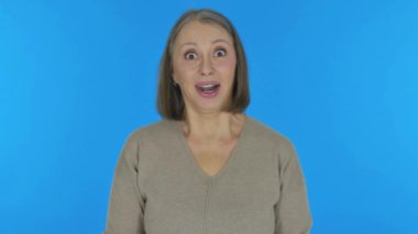 Mavi Arkaplanda Başarıyı Kutlayan Yaşlı Kadın, Portre