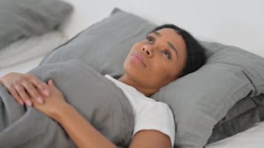 Yorgun Afrikalı Kadın Yatakta Uzanıyor