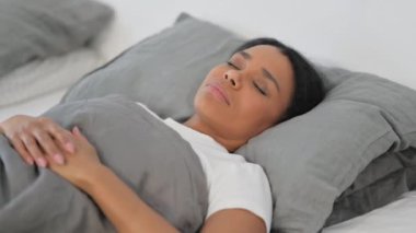 Yorgun Afrikalı Kadın Yatakta Uyuyor