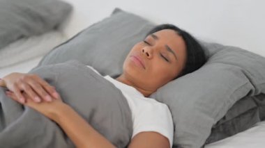 Yatakta Uyurken Baş Ağrısı çeken Afrikalı Kadın