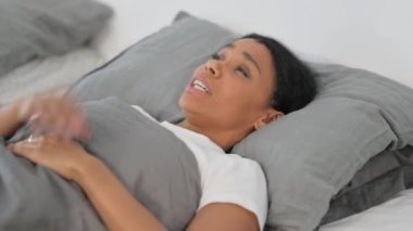 Yatakta Uyurken Hasta Afrikalı Kadın Öksürüyor