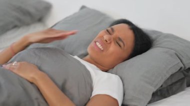 Diş Ağrısı olan Yatakta Uyuyan Adam