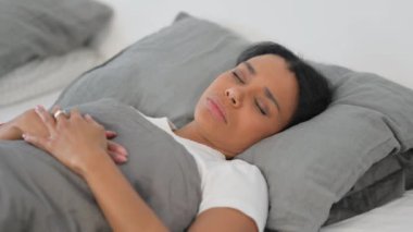 Afrikalı Kadın Uyurken Kâbusla Uyanır
