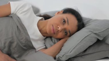 Rahatlatıcı Afrikalı Kadın Yatakta Uzanıyor