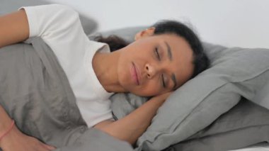 Yorgun Afrikalı Kadın Yatakta Yatarken Uyuyor