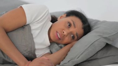 Üzgün Afrikalı Kadın Yataktayken Stresli