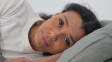 Yatakta Kameraya Bakan Afrikalı Kadın 'a yaklaş