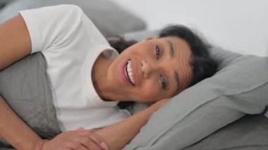 Afrikalı Kadın Yatakta Yatarken Video Sohbeti Yapıyor