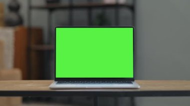 Ofisteki Masada Yeşil Ekran Dizüstü