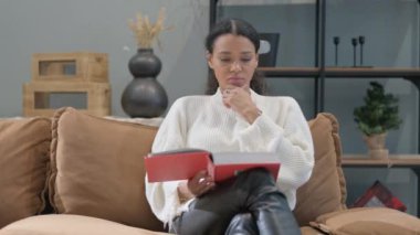 Düşünceli Afrikalı Kadın Evde Kitap Okuyor