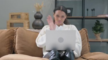 Ev Kucağında Dizüstü Bilgisayarda Video Sohbeti Yapan Afrikalı Kadın