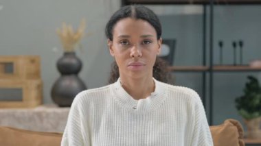 Başparmakları Yukarda Afrikalı Kadın Portresi