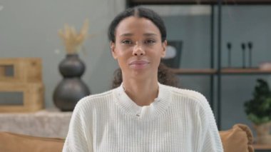 Yeni Bir Ev Planı Düşünen Afrikalı Kadın Portresi