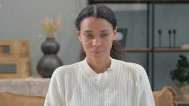 Evde Afrikalı Kadın Onaylama Hareketi