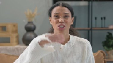 Kızgın Afrikalı Kadın 'ın Portresi Evde Deliriyor