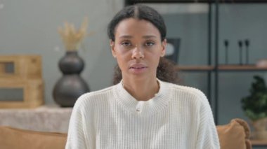 Kamerayı Evde Gösteren Afrikalı Kadın Portresi