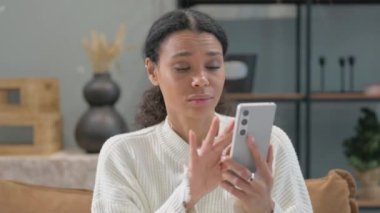 Çevrimiçi Kaybı Eleştiren Afrikalı Kadın Portresi