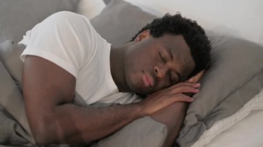 Yatakta yatan Uyuyan Afrikalı Adam