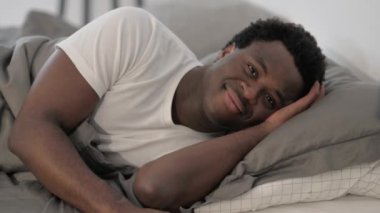 Gülümseyen Afrikalı Adam Yatakta Yatıyor