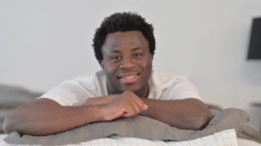 Afrikalı Adam 'dan Video Sohbeti Yatakta Mide Üzerine Yatıyor