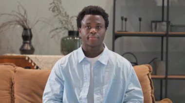 Evdeki Ciddi Afrikalı Adamın Portresi