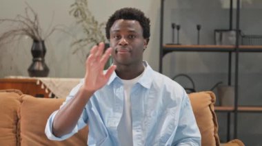 Evine hoş geldin demek için el sallayan Afrikalı adam portresi.