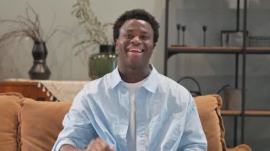 Evde Video Sohbeti Yapan Afrikalı Adamın Portresi