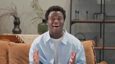 Heyecanlı Afrikalı Adamın Evde Tezahürat Yapmasının Portresi