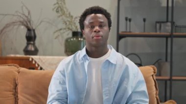 Sessizlik. Lütfen Afrikalı Adam 'dan bir jest.