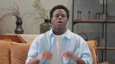 Evde Çığlık ve Bağıran Afrikalı Adamın Portresi