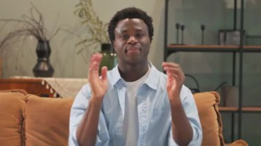 Heyecanlı Afrikalı Adam Alkışlaması Portresi