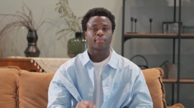 Kamerayı Ev 'e çeviren Afrikalı Adam Portresi