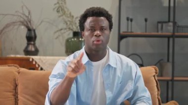 Afrikalı Adam Evde Tartışıyor 'un Portresi